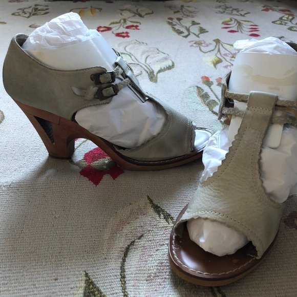 (1) Lucky Brand Summer Wedge. Size 7.5 M. Color: Gun Metal - Picture 3 of 8